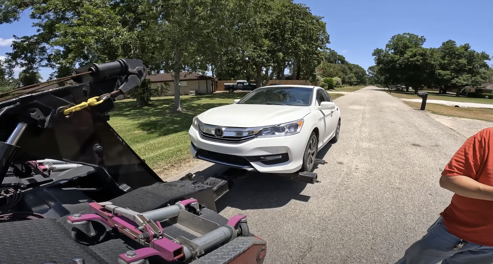 24/7 emergency towing service - professional flatbed towing Emergency towing service with flatbed truck loading sedan vehicle