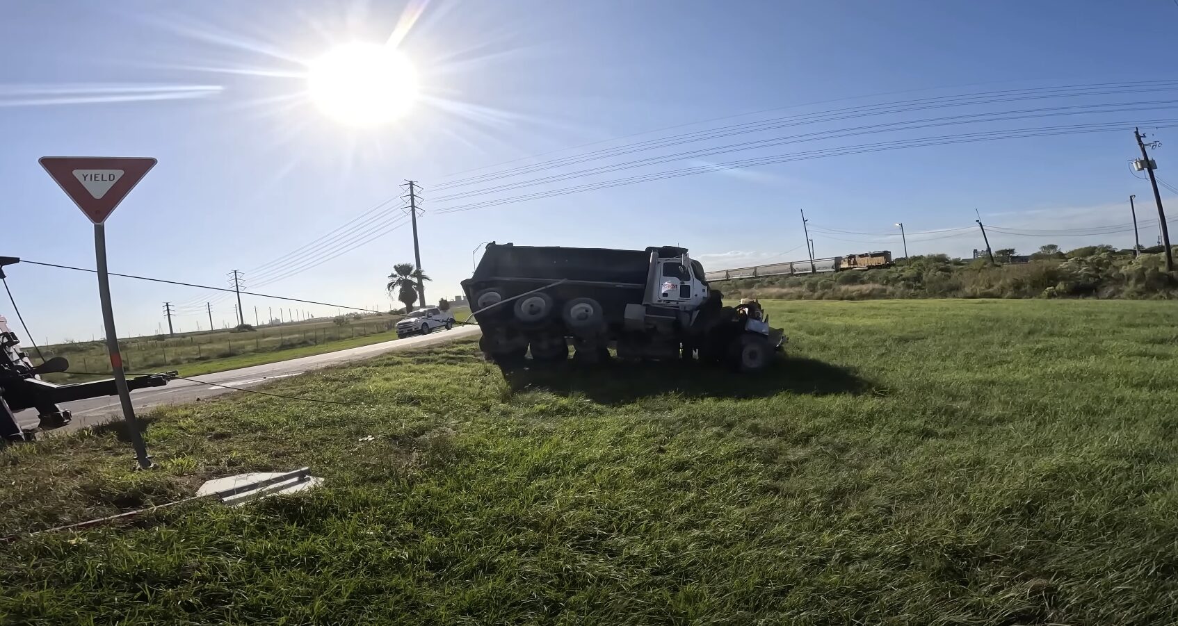 Heavy-duty towing service - commercial vehicle roadside recovery Heavy-duty tow truck performing roadside recovery for broken down truck